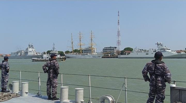 Satu Korban KM Feronia Masih Hilang, TNI AL Kerahkan KRI Pulau Fani-731 dan Pesud CN-235 di Labuan Bajo