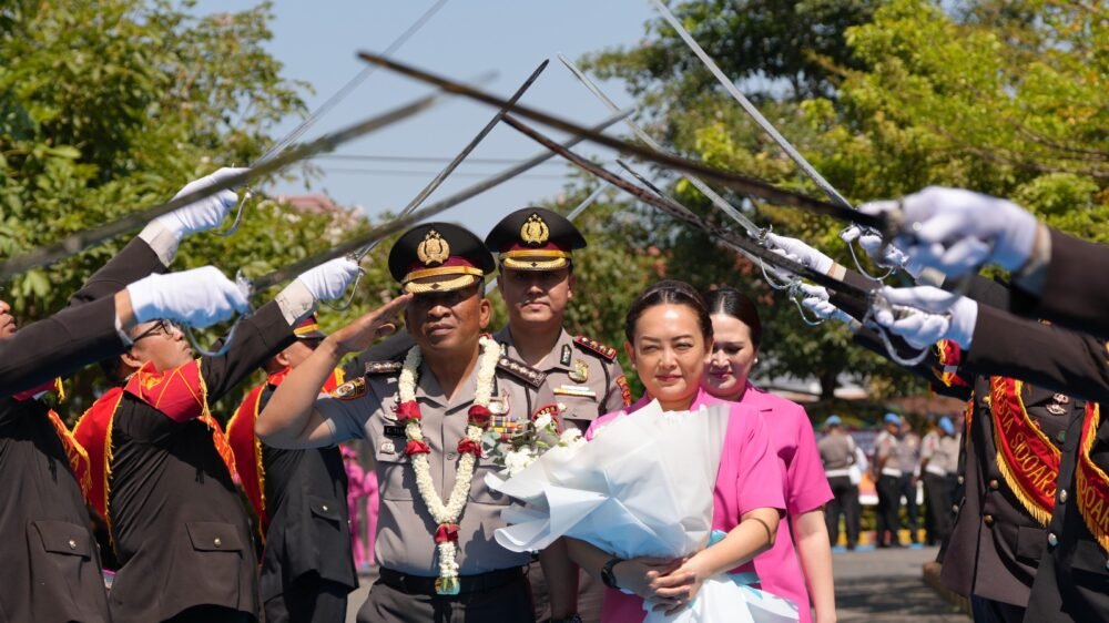 Polresta Sidoarjo Gelar Farewell Parade Sambut AKBP Bobby A. Condroputra dan Lepas Kombes Pol Christian Tobing